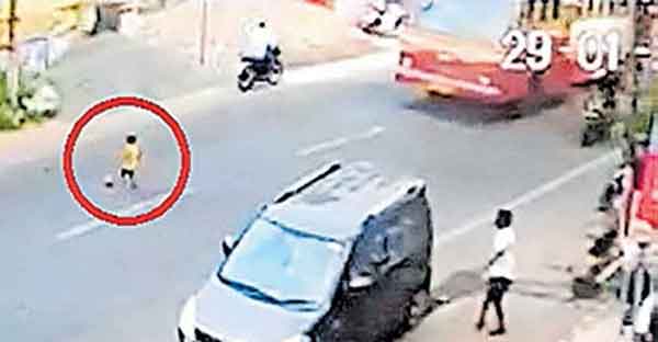 News, Kerala, State, Child, Escaped, Bus, Bike, Vehicles, Kid in the road before KSRTC bus