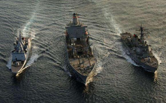 Kapal perang mengisi bahan bakar di laut