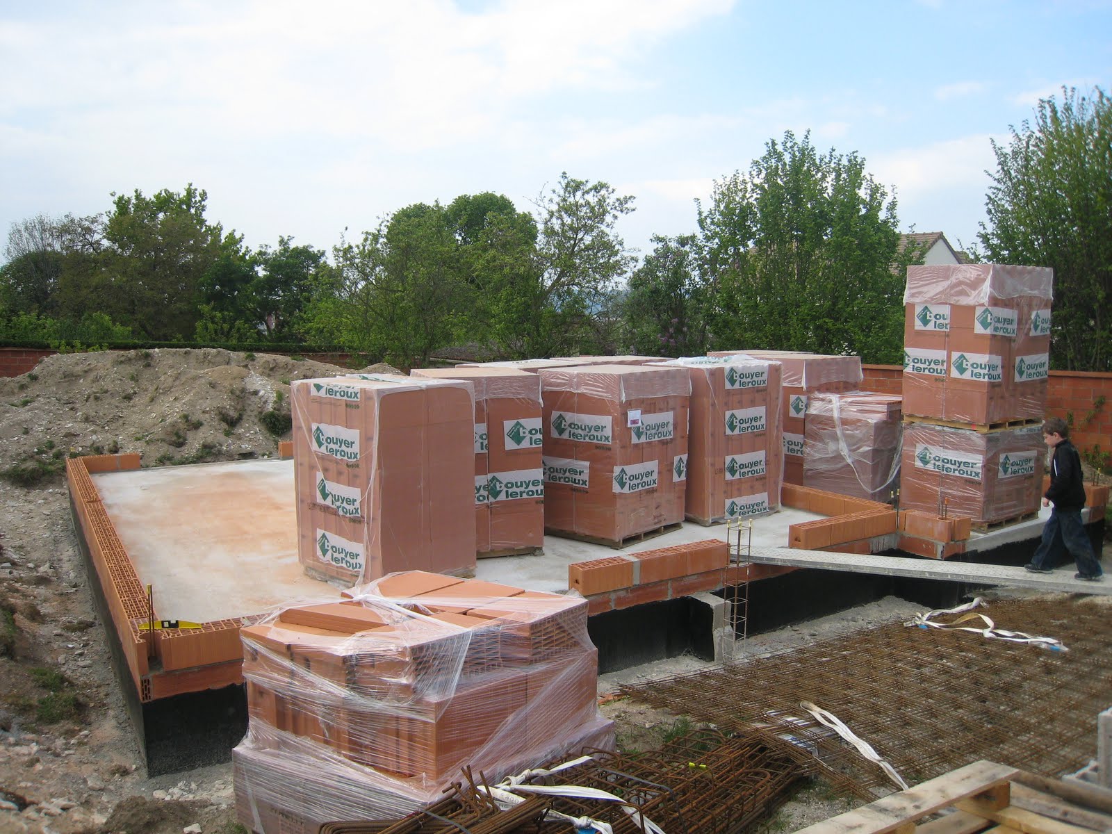 Faireconstruire POSE DU PREMIER RANG DE BRIQUE