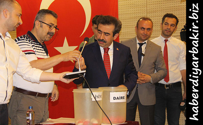 Sur’da 5 bin 200 kişiyle anlaşma sağladık DİYARBAKIR- Diyarbakır'ın Sur ilçesinde yaşanan olaylar sonrası kullanılamaz hale gelen yapıların imar ve inşasına yönelik çalışmalar sonucu imar edilen yapıların dağıtımının yapıldığı programda konuşan Vali Güzeloğlu, Sur ilçesinde 5 bin 600 vatandaştan 5 bin 200’ü ile anlaşma sağladıklarını söyledi.