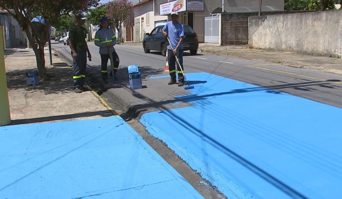 Cidade tem ruas pintadas de azul para diminuir o calor e economizar energia elétrica