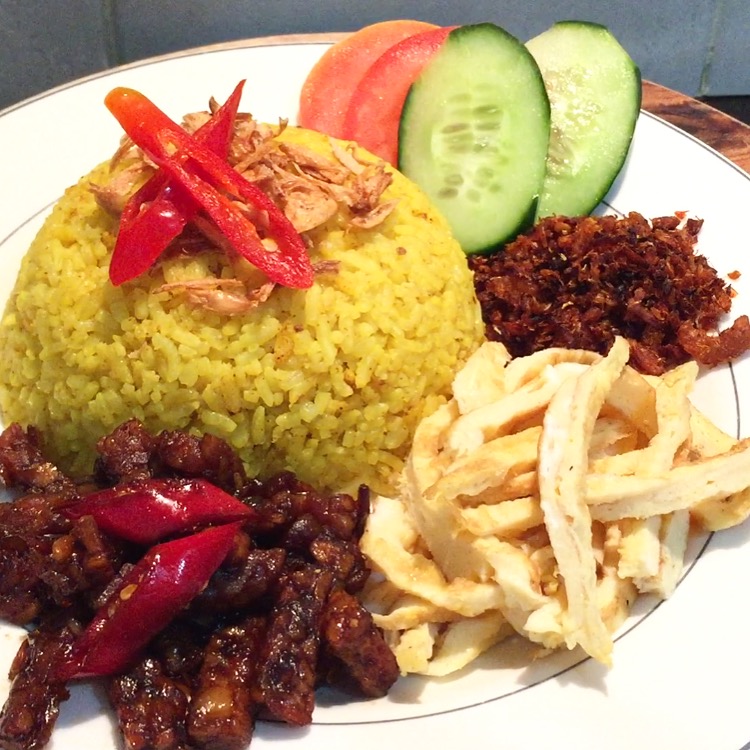 Berli Bean: Nasi Kuning (Indonesian Yellow/Turmeric Rice)