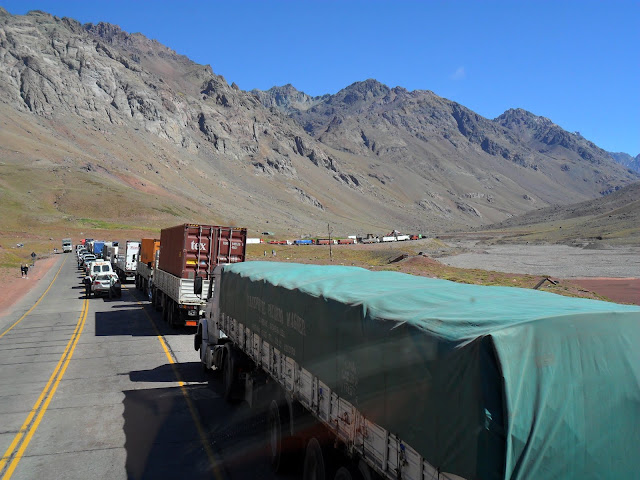 ATRAVESSAR OS ANDES, cruzando do Chile para a Argentina numa estrada brutal | Chile e Argentina