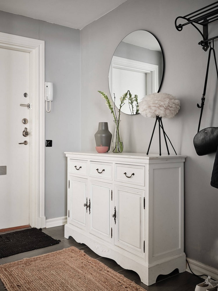 Peek Inside a Lovely Tiny Apartment + 6 Reasons Why it Works