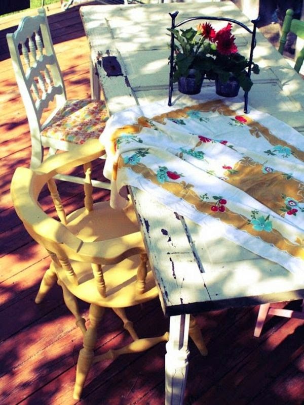 Reuse your old doors – cool decorations and DIY furniture