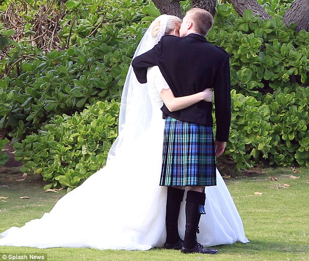 Elizabeth Smart wedds Matthew Gilmour Red Carpet Wedding