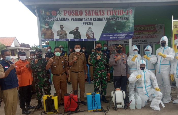 Putus Penyebaran Covid 19, Dandim 0412 Lamsel Pimpin Penyemprotan Desinfektan di Pesawaran