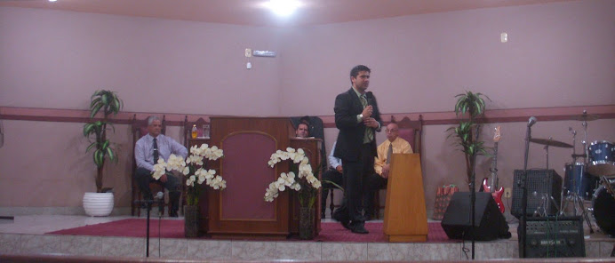 25/12/2011. Pregando na Igreja Metodista Wesleyana.