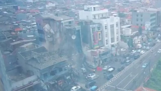 Video: Detik-detik Gedung di Slipi Ambruk Video: Detik-detik Gedung di Slipi Ambruk