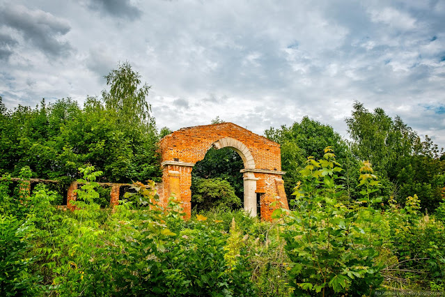 Сочинение про усадьбу рукавишниковых Сводчатые кирпичные ворота