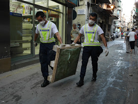 Police moving debris on Rua das Estalagens