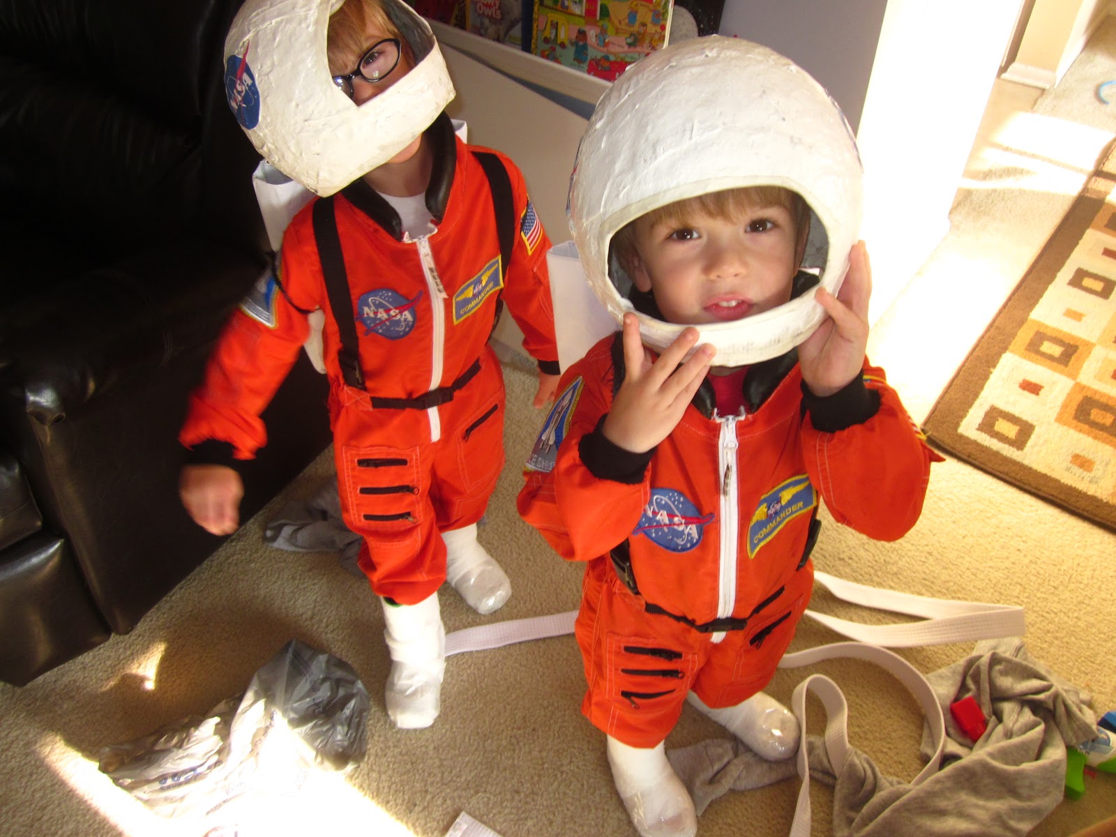 Детский костюм космонавта своими руками. Космический шлем для ребенка. Костюм Космонавта для детей. Скафандр костюм детский. Скафандр Космонавта.