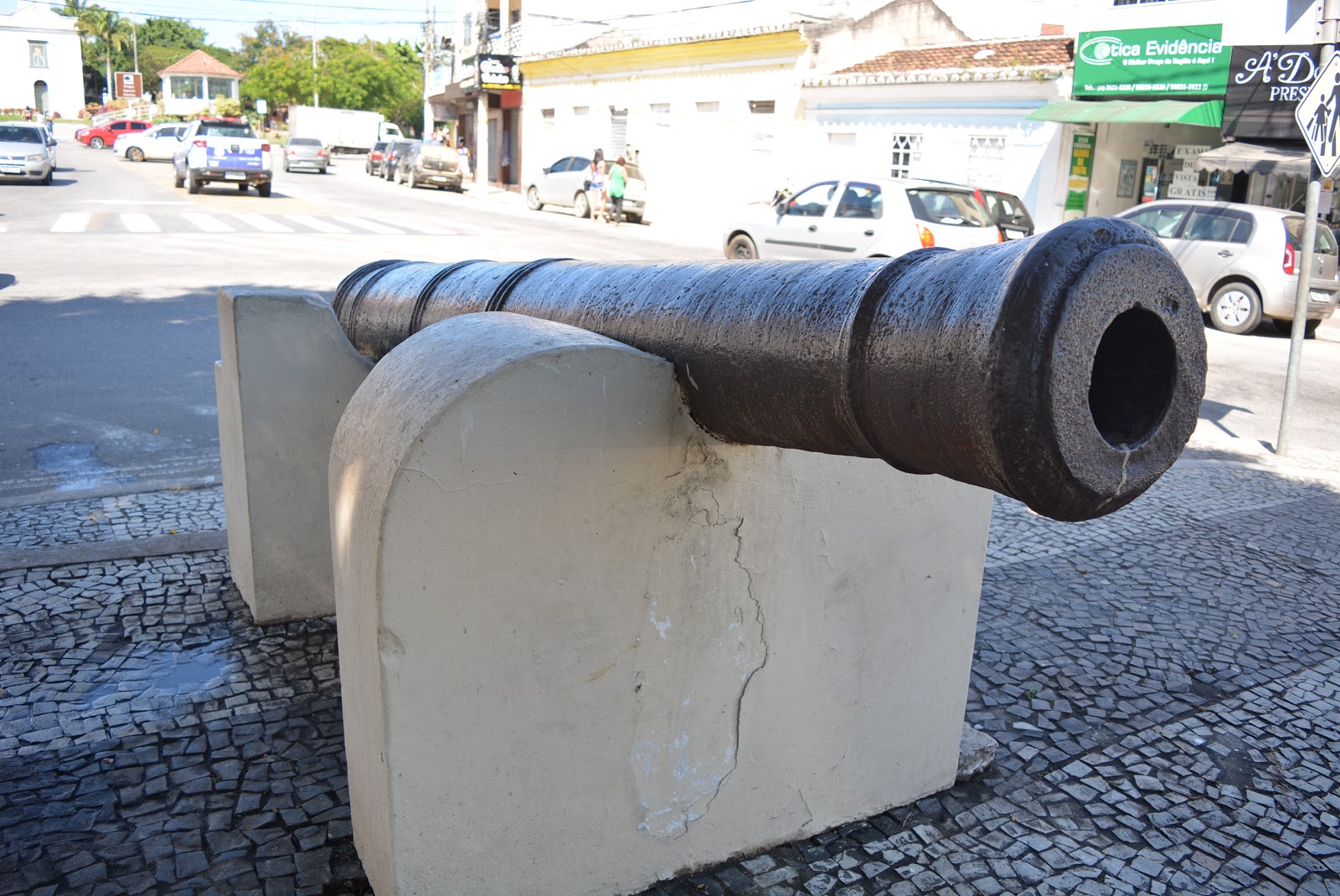 Canhão do Século XVI na Praça Dr. Plínio de Assis Tavares em São Pedro da Aldeia Dias de Viagem