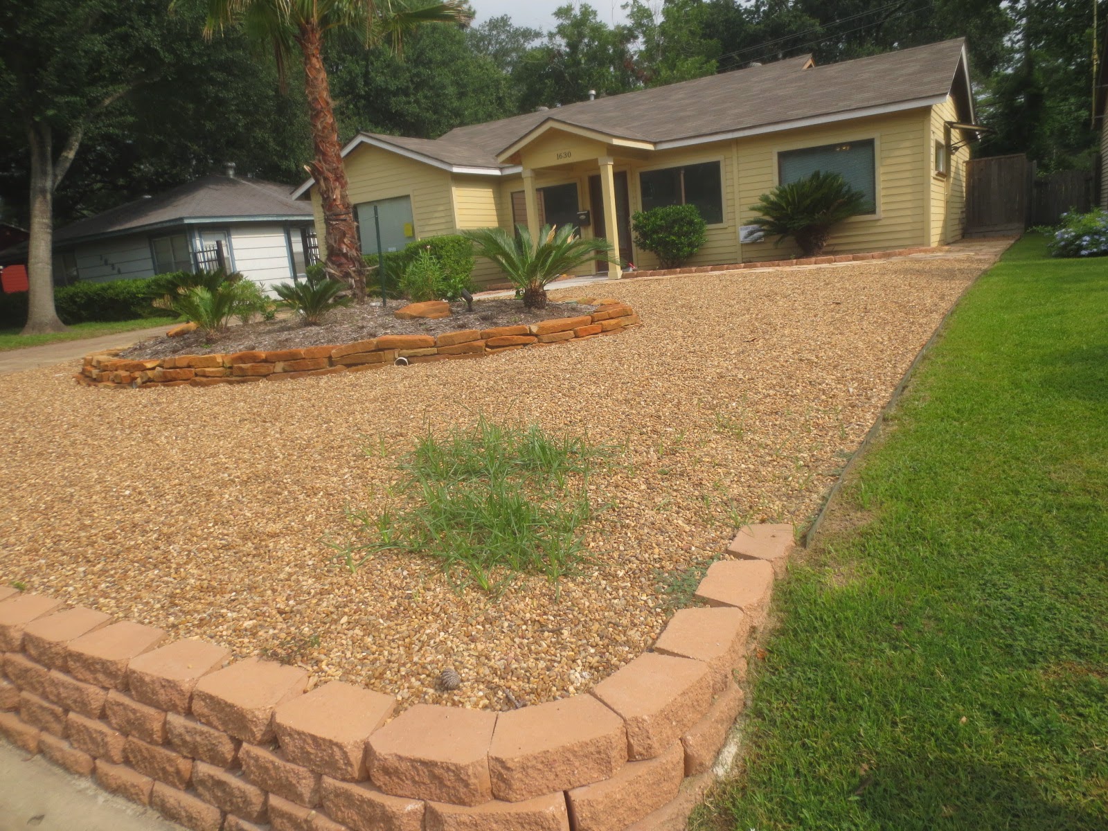 Tropical Texana: PREVENTING YARD WARS! BOUNDARY IDEAS WHEN ... Tropical Texana: PREVENTING YARD WARS! BOUNDARY IDEAS WHEN ... on Gravel Front Yard Ideas id=90979