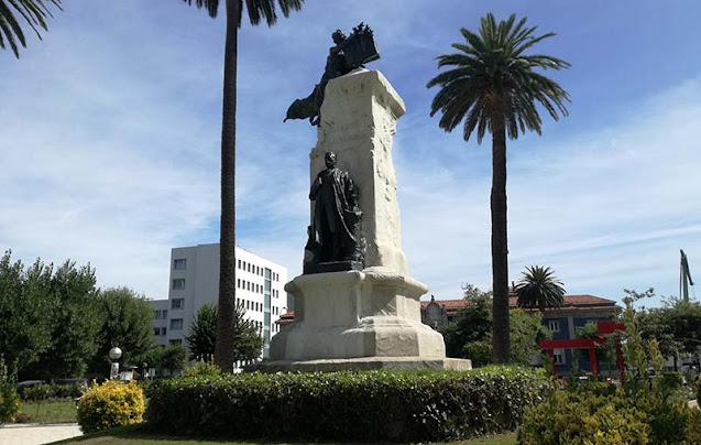 Monumento a Aureliano Linares Rivas