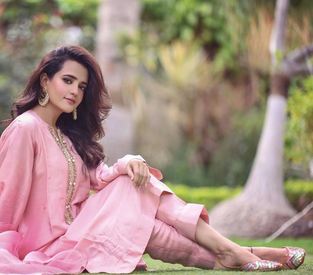 Sumble Iqbal Nice Pose in Pink Dress on Eid 2 Day