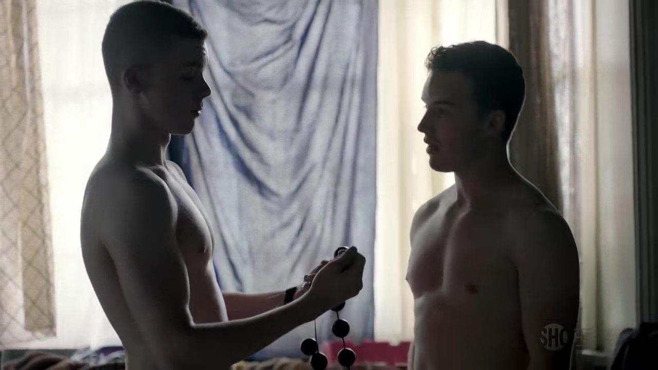 Cameron Monaghan and Noel Fisher nude in Shameless 3-06 "Cascading Fai...