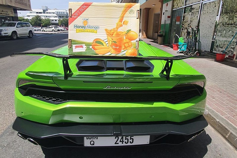 Lái siêu xe Lamborghini Huracan mui trần đi ship xoài tại Dubai