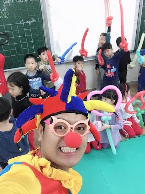 chú hề cùng các bé chơi trò chơi nhỏ chú hề cùng các bé chơi trò chơi nhỏ