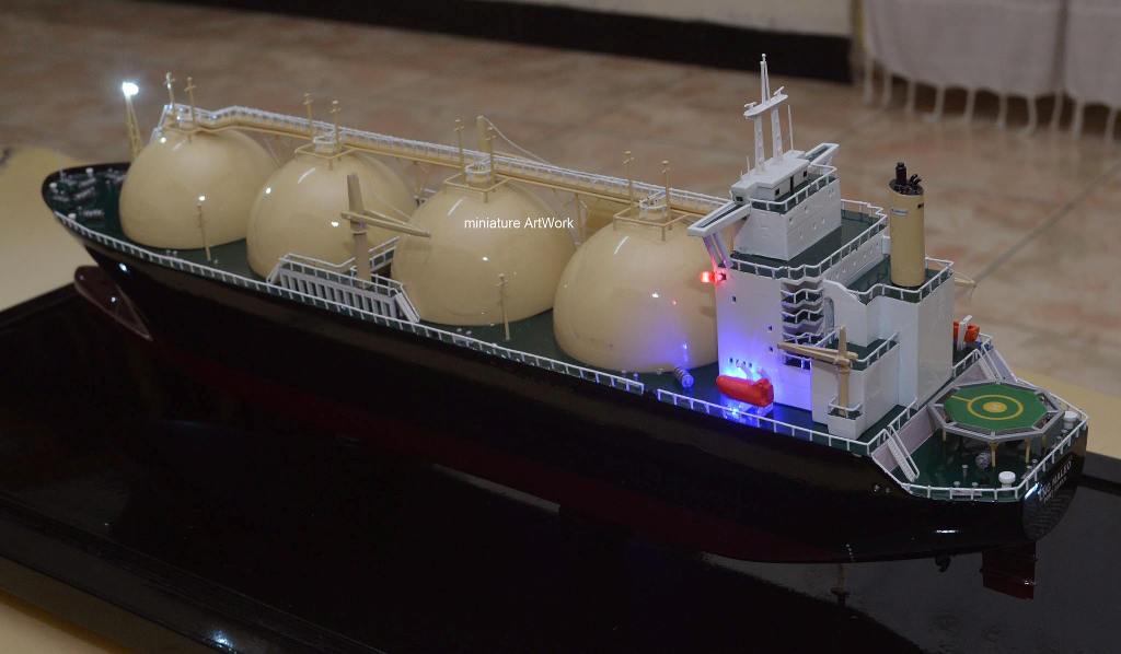 maket souvenir miniatur kapal maleo lng tanker ship bergaransi