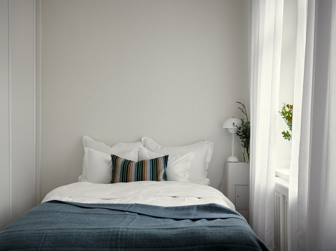 LOIN DE LA PRÉCIOSITÉ