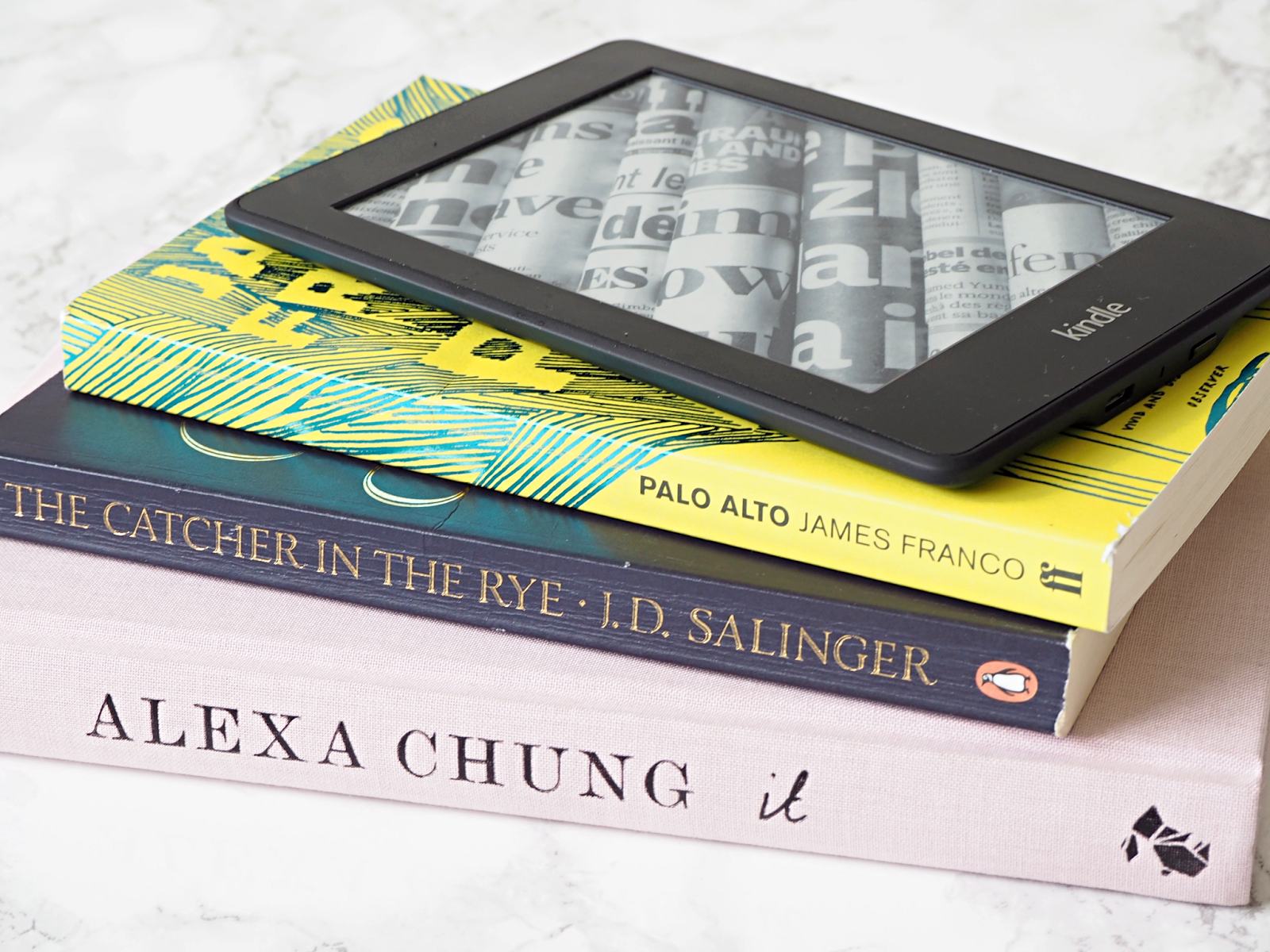 KINDLE VS PAPERBACK IS TECHNOLOGY KILLING THE PAPERBACK? LAURA SIAN