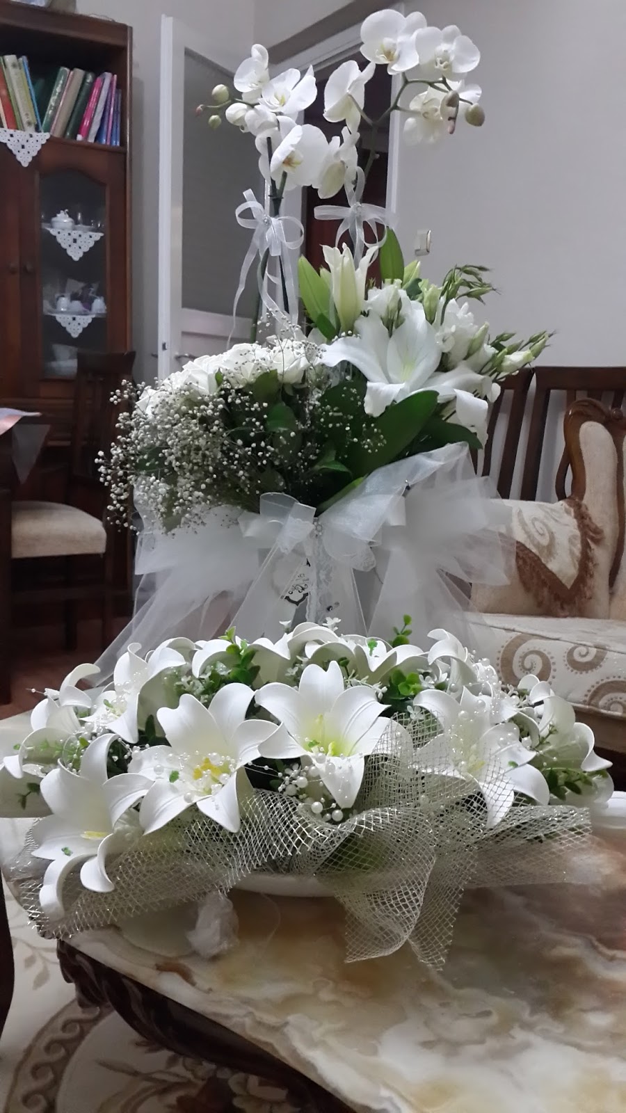 Dünya Evi Nişan Bohçasında Çiçek ve Çikolata Aranjmanı