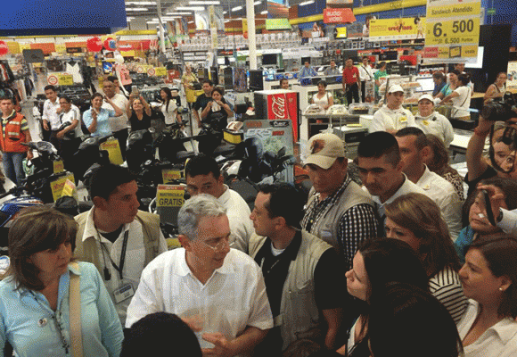 Uribe comprando alimentos para colombianos expulsados