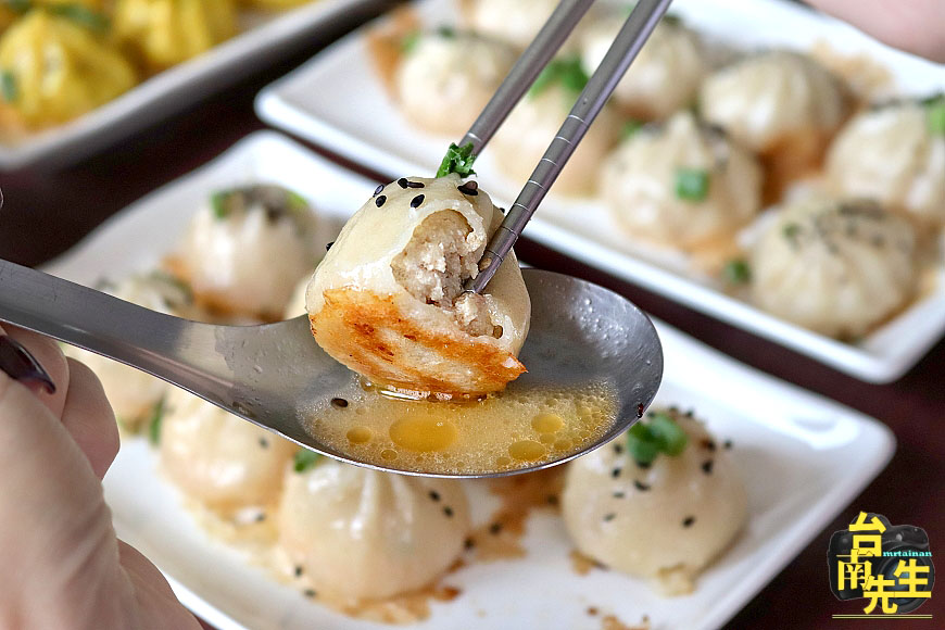 台南湯包生煎包／鎖住湯汁一咬就爆漿／皮薄Q彈餡料鮮美／獨家配方自製餡料／用料實在CP值高／連外國人都愛吃／忠實顧客連續吃一週都吃不膩