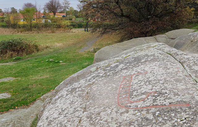 Faszinierende Felsen, wunderschöne Häfen und eine knallgelbe Kirche: Eine spannende Tour durch den Norden von Bornholm. Die Felsritzungen von Madsebakke fanden unsere Kinder spannend. Bei Madsebakke gibt es zahlreiche historische Ritzungen in Felsen, die wir auf unserem Ausflug besucht haben.