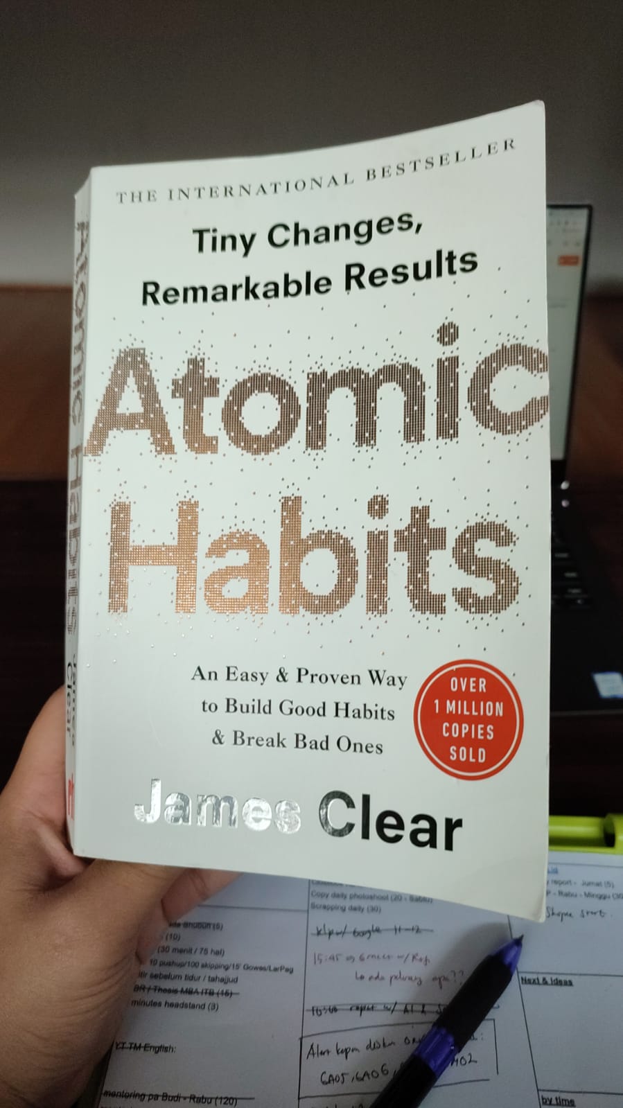 Buku Atomic Habits karangan James Clear