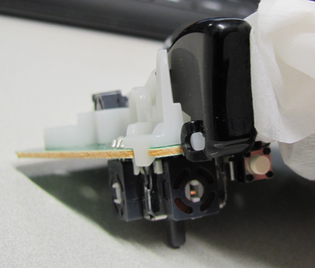 Cleaning Xbox 360 wireless controller with corroded battery holder