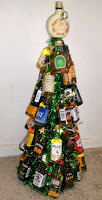 Árboles de Navidad con botellas de bebidas
