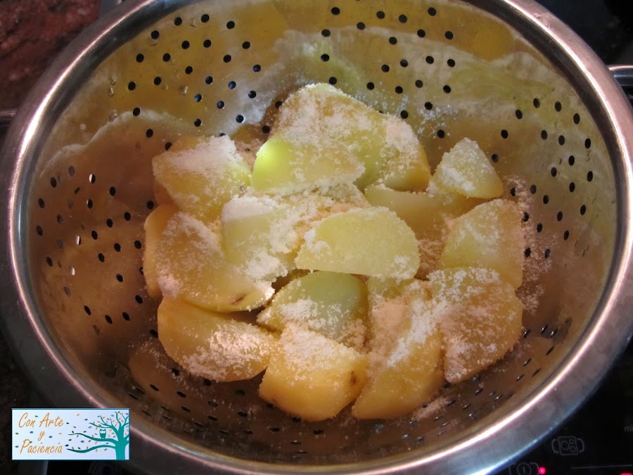 Patatas rebozadas con salsa de ajo