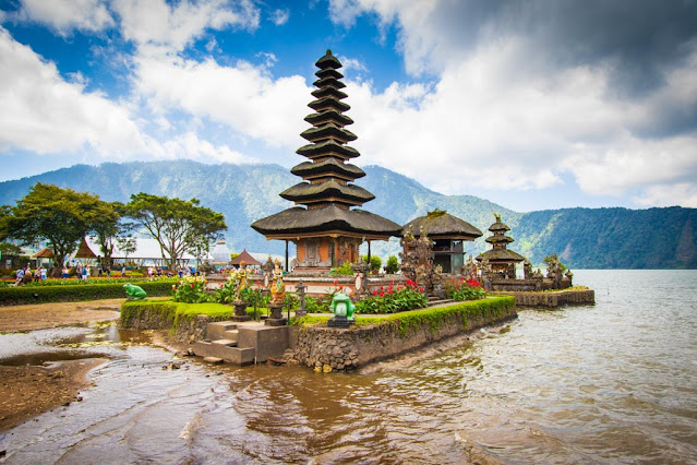 Tempio sul lago di Ulun Danu Beratan-Bali