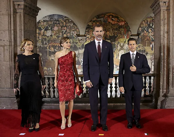 Queen Letizia and King Felipe VI of Spain attend a dinner given by Mexican President Enrique Peña Nieto and his wife First Lady Angelica Rivera