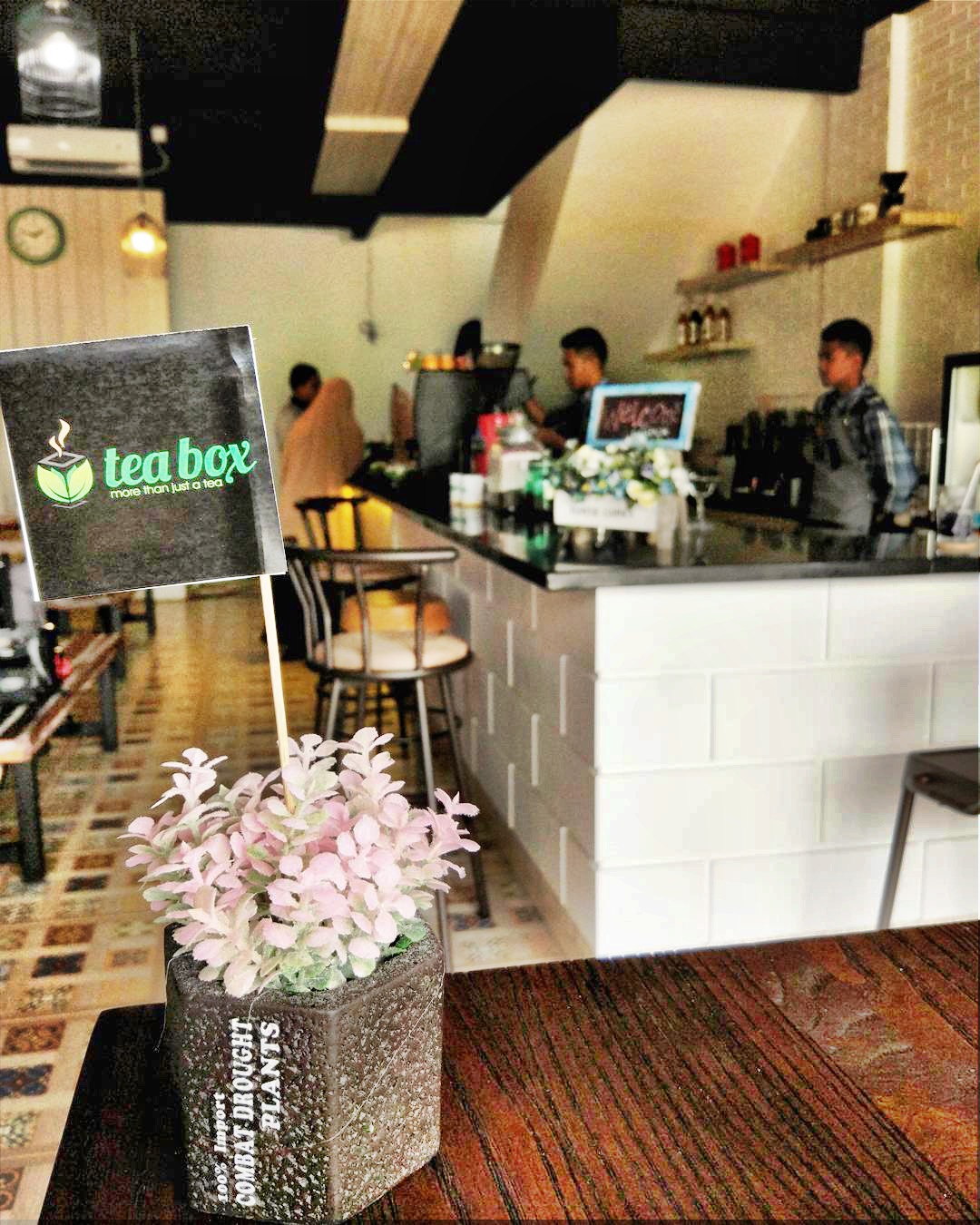 Tea Box Cafe Batam, Cafe Bertemakan Modern Vintage di 
