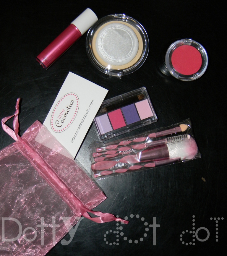 Dotty Dot Dot FREE Blogger Backgrounds, Reviews & Giveaways Little