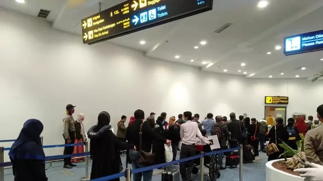 Tiba di Soetta, 830 TKI dari Malaysia dan Arab Saudi Dinyatakan Negatif Corona Tiba di Soetta, 830 TKI dari Malaysia dan Arab Saudi Dinyatakan Negatif Corona