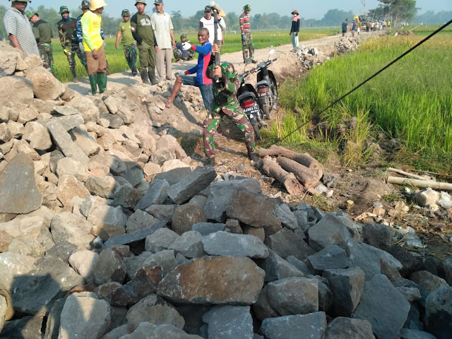 Prajurit Ini Biasanya Pegang Senjata, Kini Pecahkan Batu Demi TMMD Reg 105