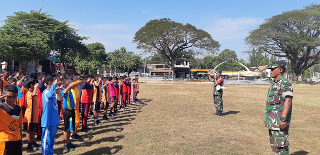 Baris Berbaris untuk Latih Kedisiplinan Siswa Baru