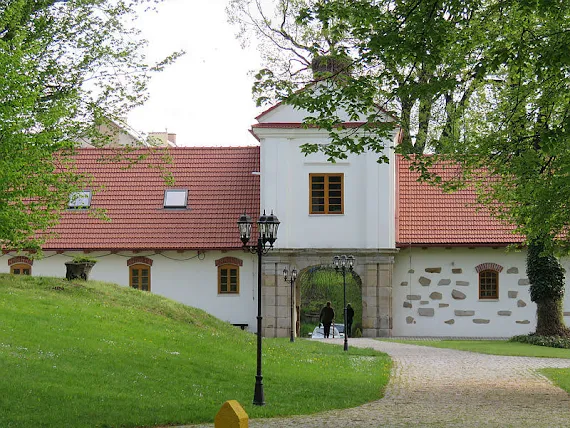 Budynki stajenne Stajnie dworskie w Wiśniowej