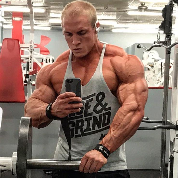 muscular-blond-gym-hunk-tyler-oberholtzer-sexy-alpha-male-selfie