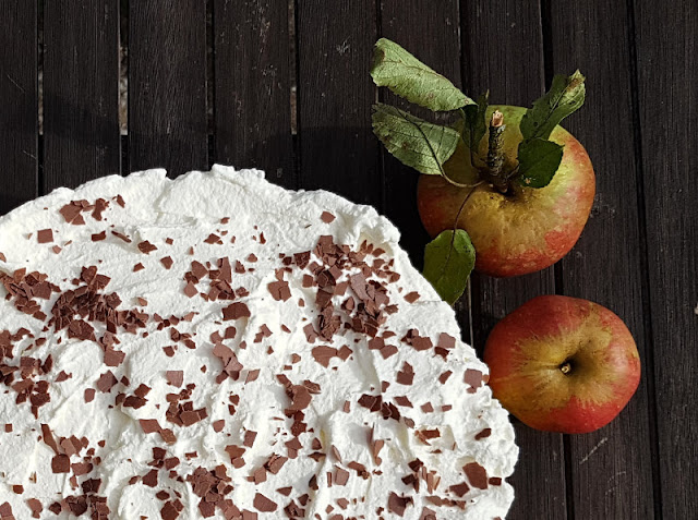Rezept: Schwedische Apfeltorte. Mit einem leichten Biskuit-Boden ist diese Torte einfach zubereitet; Ihr könnt in auch kaufen. Rezept: Schwedische Apfeltorte. Mit einem leichten Biskuit-Boden ist diese Torte einfach zubereitet; Ihr könnt in auch kaufen.