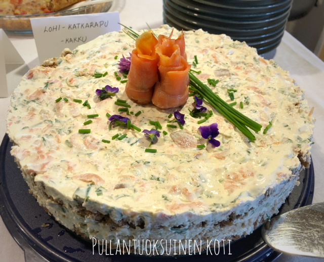 #voileipäkakku #lohikakku #katkarapukakku #katkarapu #lohi #cremebonjour #sandwichcake #nakedcake #saltycake #fishcake #juhlat #pyöreävoileipäkakku #pyöreä #jälkiuunileipä #rippijuhlat #hautajaiset