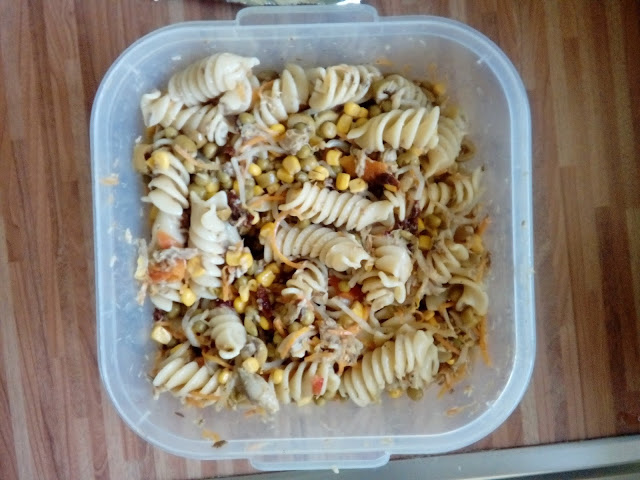 Ensalada de fusilloni con caballa y tomate seco