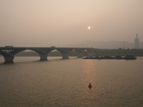 ship approaching Juzizhou Bridge (橘子洲大桥) in Changsha