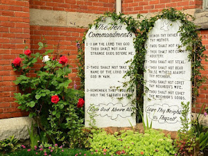 Los 10 mandamientos de la Biblia en Inglés