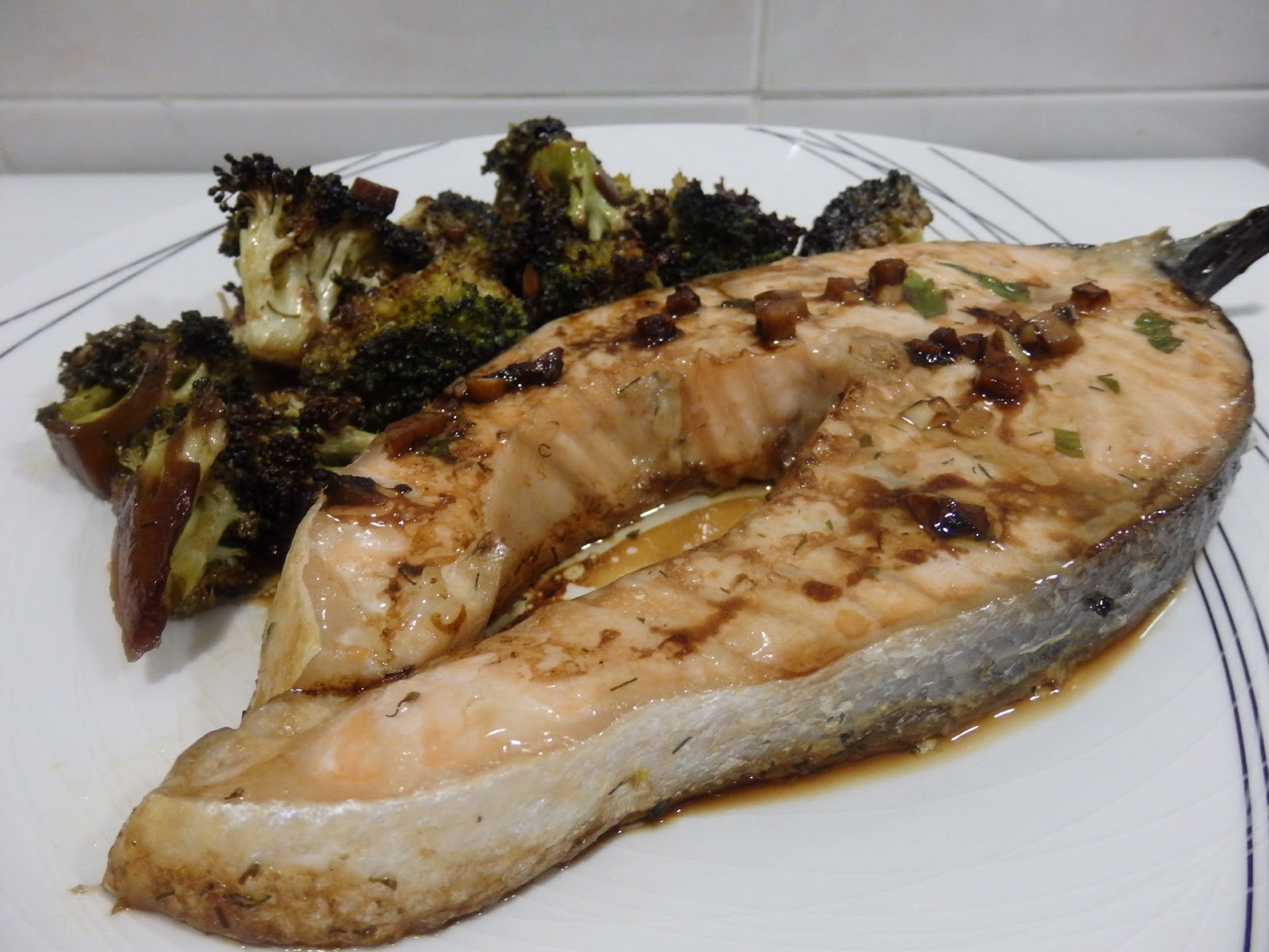 OSUKAA IS COOKING SALMÓN AL HORNO CON BRÓCOLI Y SALSA DE SOJA / BAKED