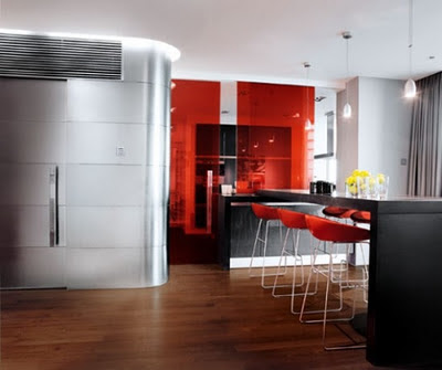 Decoración de interiores: Apartamento en Blanco con acentos en color Rojo